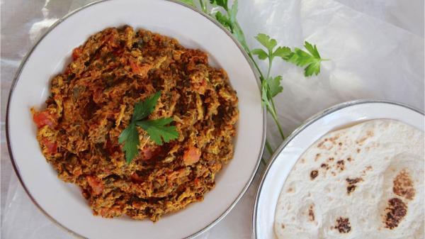 طرز تهیه میرزا قاسمی با گوشت رستورانی با طعم دودی